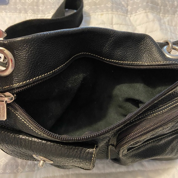 Roots Canada Black Pebbled Leather Crossbody Purse with adjustable strap - Picture 6 of 7